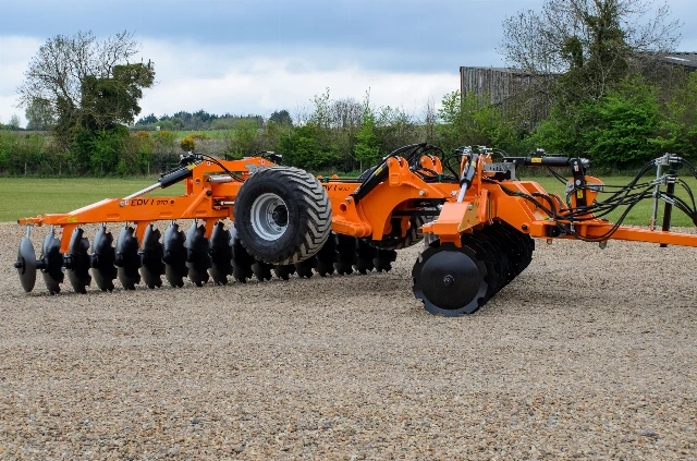 MCCONNEL DISCAERATOR CULTIVATOR 3M
