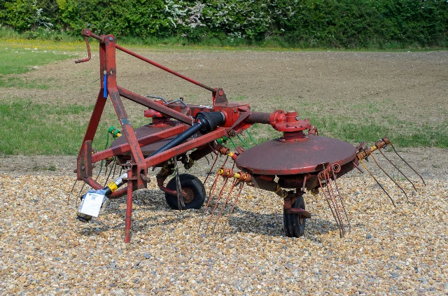NEW HOLLAND FANEUSE À DEUX ROTORS