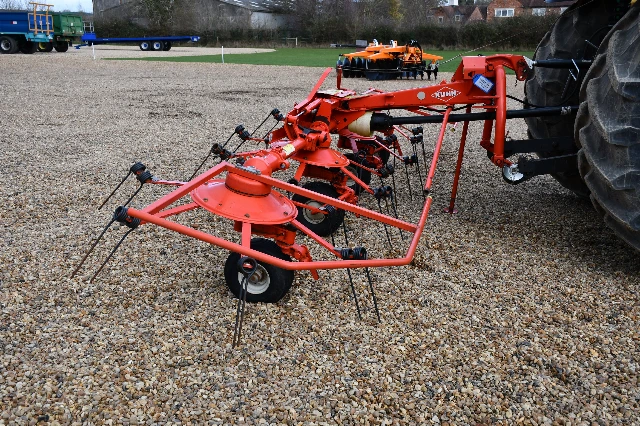 FANEUSE KUHN À 4 ROTORS