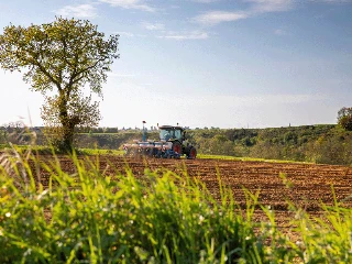 Machine agricole au travail dans les champ.