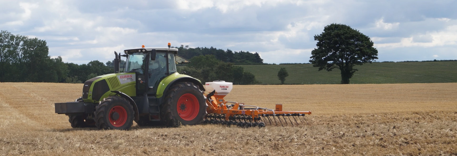 Stocks AG turbo jet seeder, mounted on a Mzuri Rezult, seeding into stubble