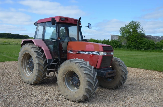 CASE 5130 TRACTOR