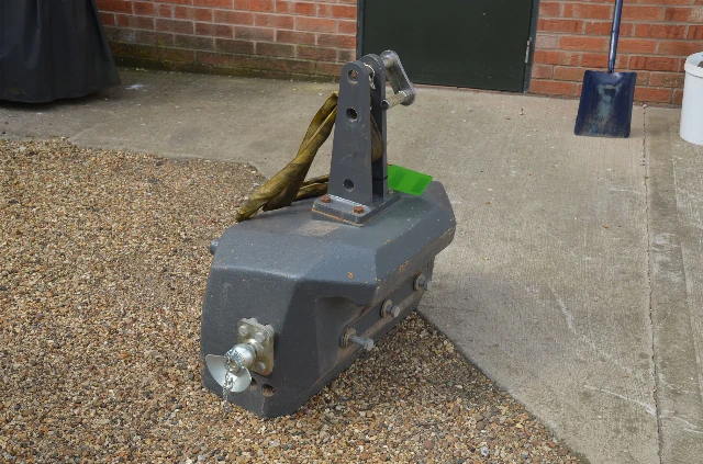 MASSEY FERGUSON 850KG FRONT WEIGHT