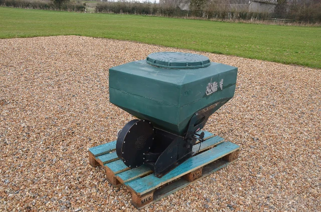 GREAT PLAINS DELIMBE SEEDER 8 OUTLETS