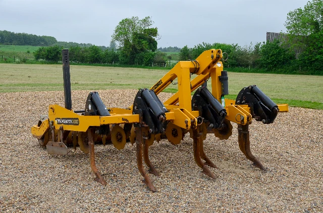 MCCONNEL DISCAERATOR CULTIVATOR 3M