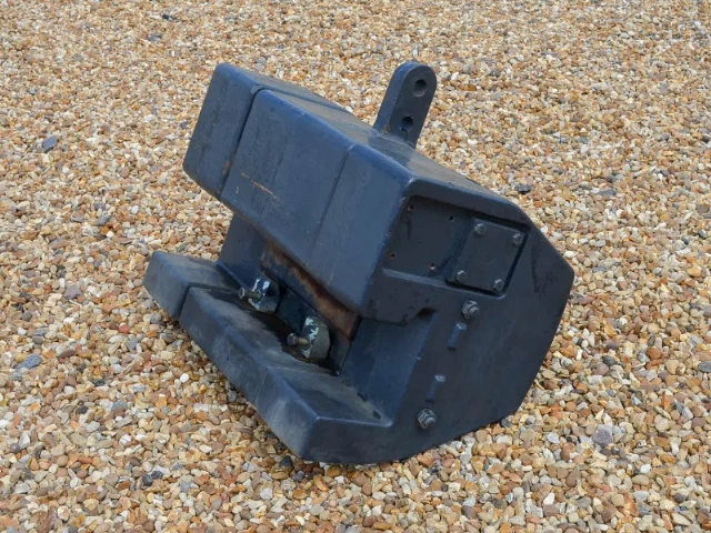 Case front weight (approx 900kg)