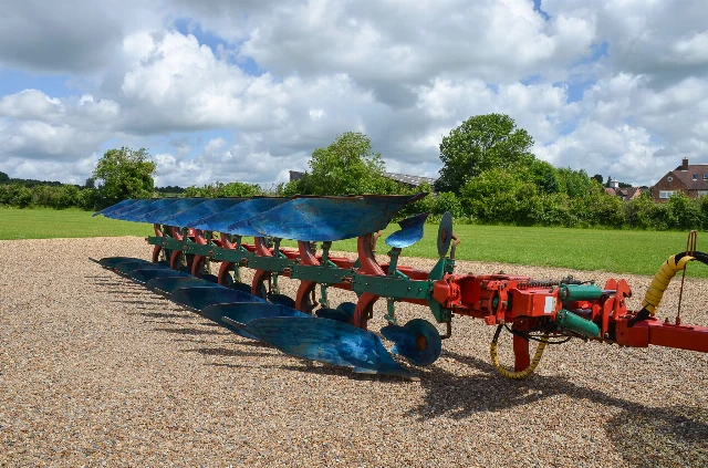 KVERNELAND PB100 PLOUGH 7 FURROW