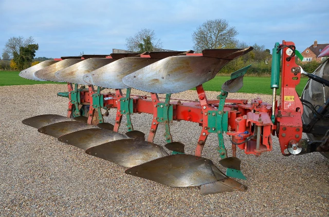 KVERNELAND LB85/300 PLOUGH 5 FURROWS