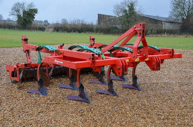 KVERNELAND CLM 7-LEG CULTIVATOR M