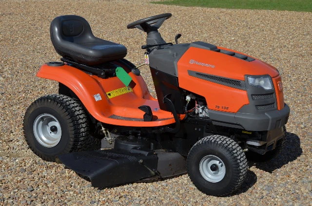 HUSQVARNA TS138 RIDE-ON LAWN MOWER