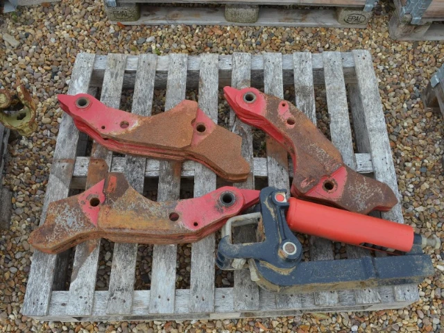 SUMO TRIO LEG BRACKETS