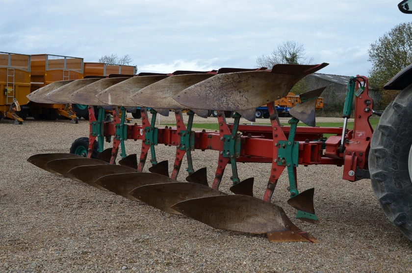 KVERNELAND LO85 PLOUGH 6-FURROWS
